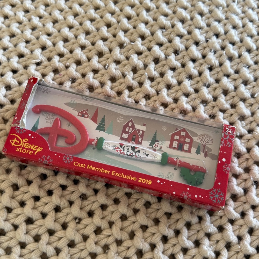 RARE Disney Store Cast Member Exclusive 2019 Holiday